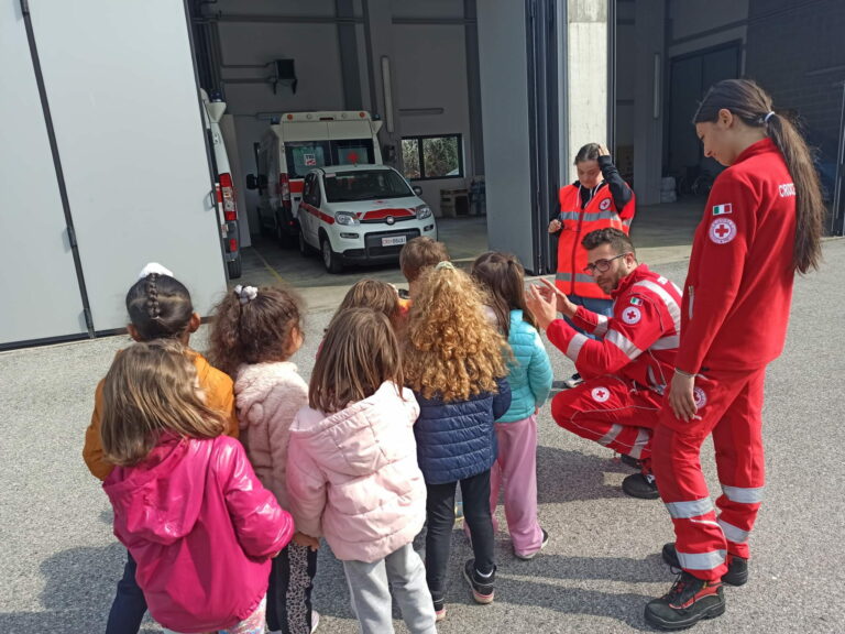 Bambini visitano la sede della Croce Rossa di Savigliano